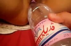 دخلها قرعة ماء في سوتها - سكس جزائري