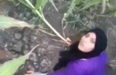 مجموعة شباب مصريين ينيكون لبوة هايجة في الطبيعة - سكس مصري - أفلام سكس